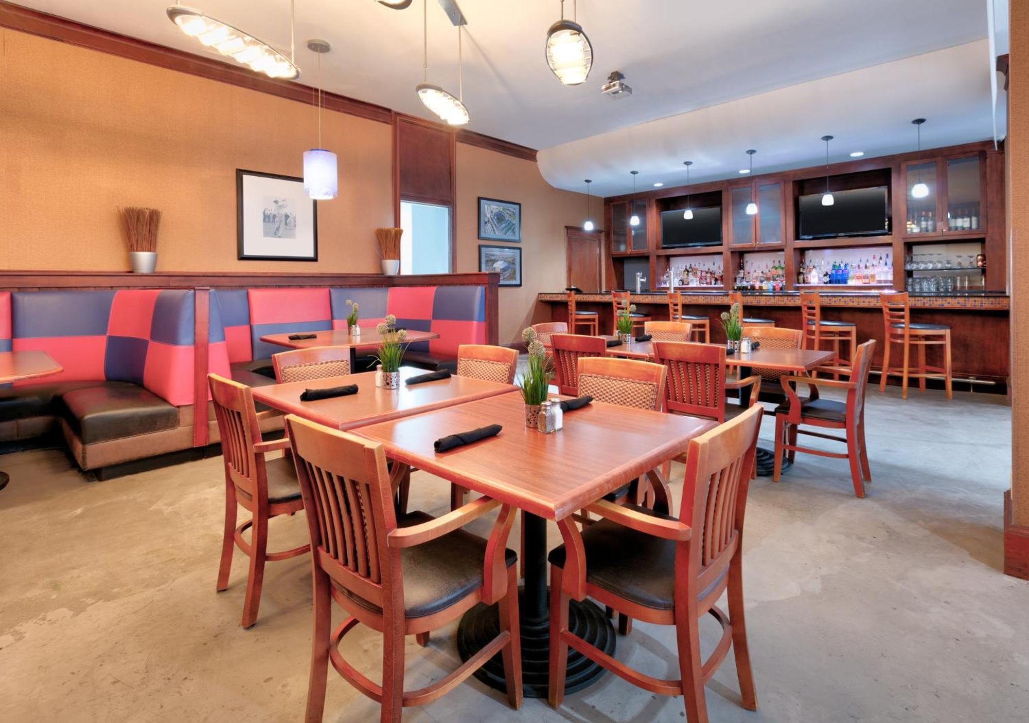 Crowne Plaza Suites Arlington By Ihg Exterior photo